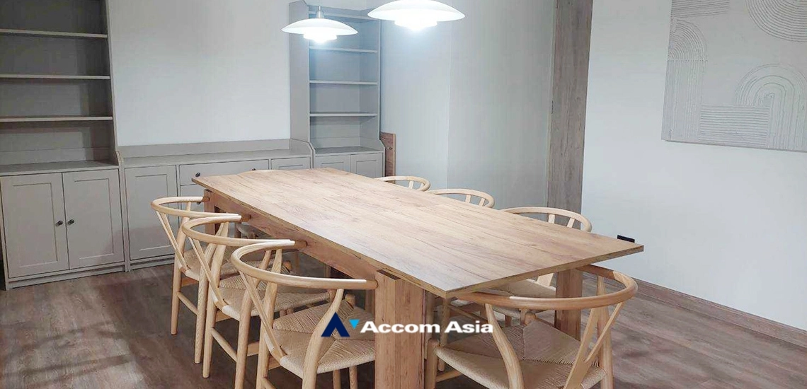 unit 4 Bedrooms  Apartment For Rent in Sathorn, Bangkok  near BTS Sala Daeng - MRT Lumphini (AA34552)
