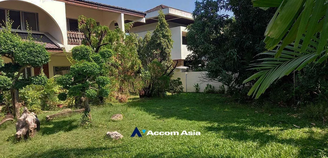  4 Bedrooms  House For Sale in Pattanakarn, Bangkok  near BTS On Nut (AA34645)