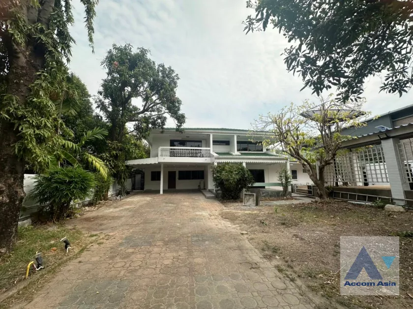  6 Bedrooms  House For Rent in Pattanakarn, Bangkok  near BTS On Nut (AA34647)