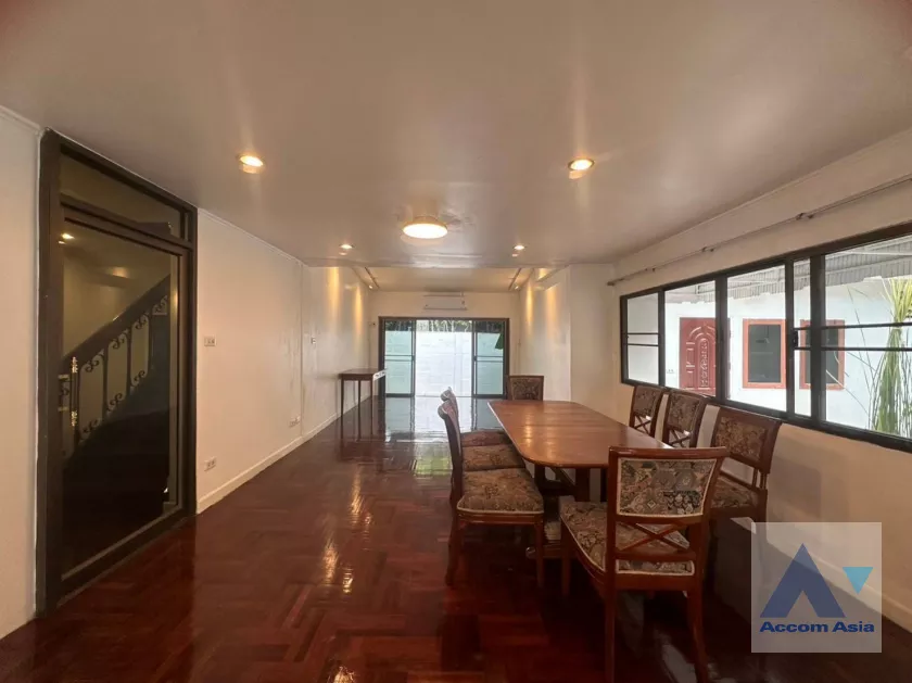  6 Bedrooms  House For Rent in Pattanakarn, Bangkok  near BTS On Nut (AA34647)