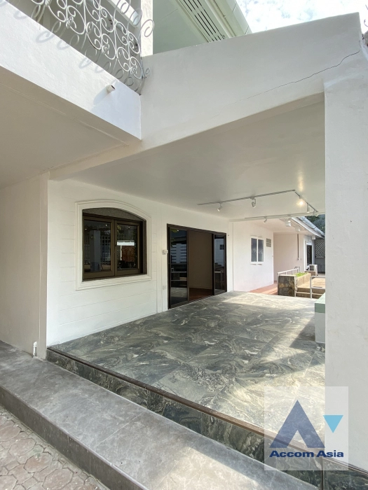 unit 6 Bedrooms  House For Rent & Sale in Pattanakarn, Bangkok  near BTS On Nut (AA34647)