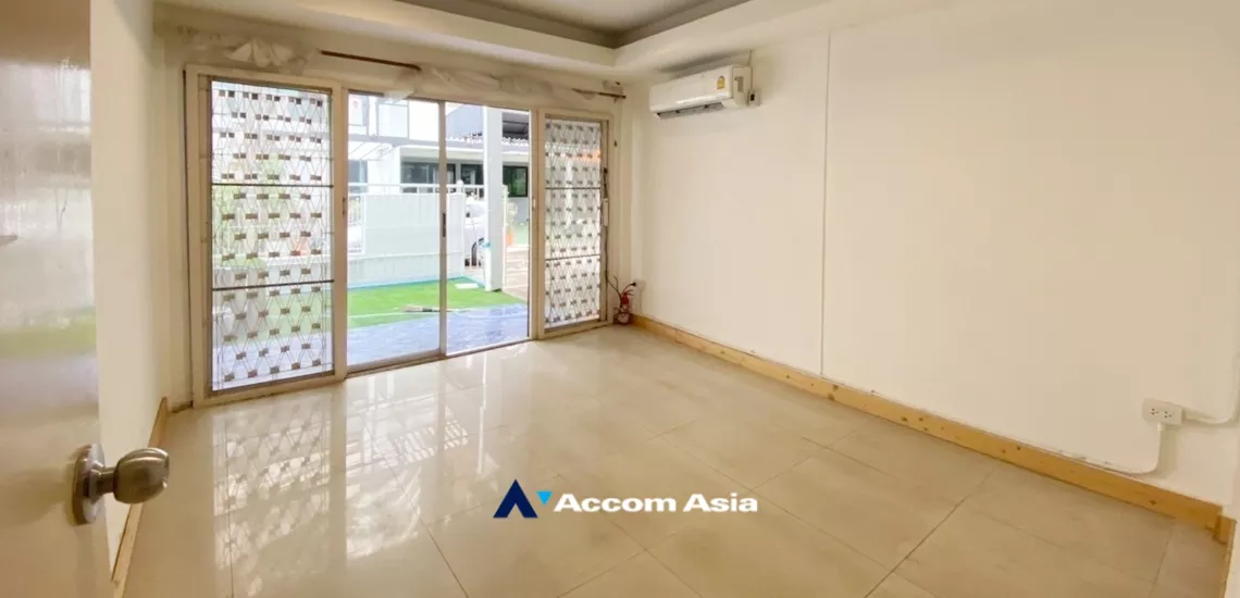  6 Bedrooms  Townhouse For Rent & Sale in Sukhumvit, Bangkok  near BTS Phrom Phong (AA34648)
