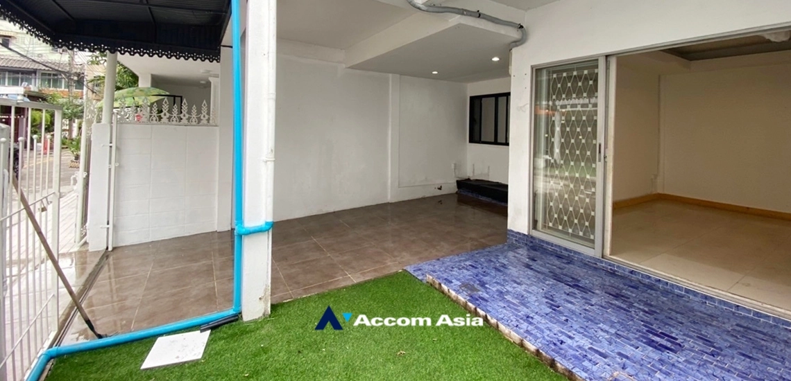  6 Bedrooms  Townhouse For Rent & Sale in Sukhumvit, Bangkok  near BTS Phrom Phong (AA34648)