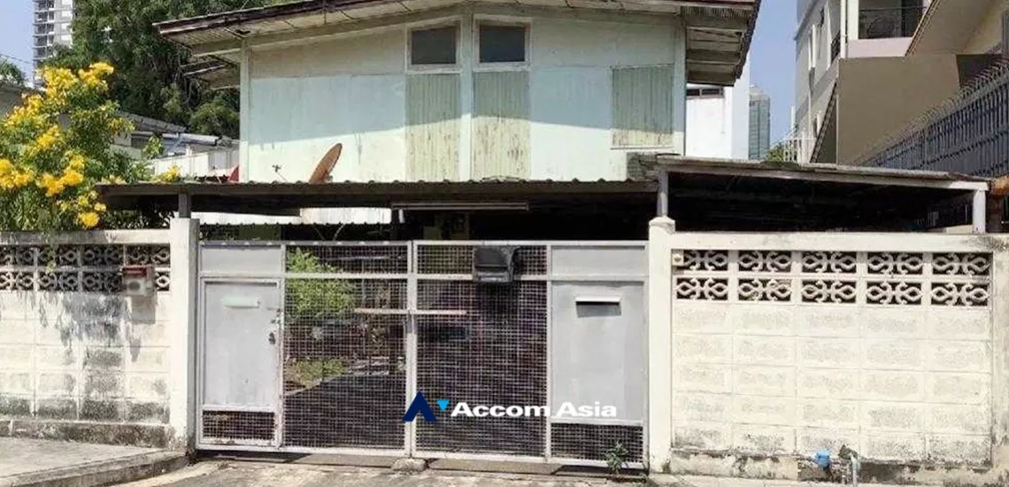  4 Bedrooms  House For Sale in Sathorn, Bangkok  near BTS Chong Nonsi (AA34655)
