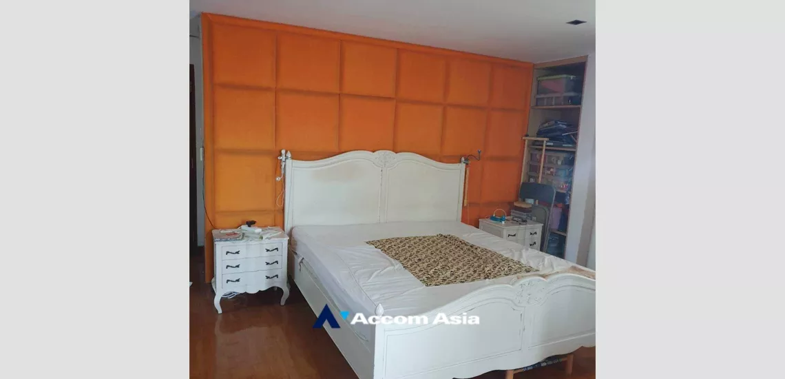  3 Bedrooms  Condominium For Rent in Sukhumvit, Bangkok  near BTS Ekkamai (AA34668)