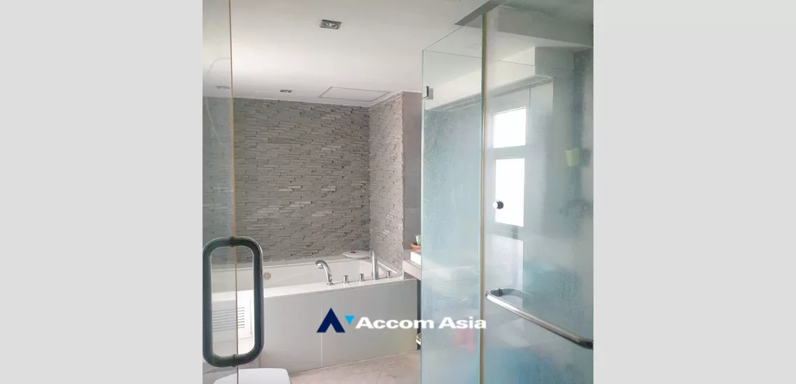  3 Bedrooms  Condominium For Rent in Sukhumvit, Bangkok  near BTS Ekkamai (AA34668)