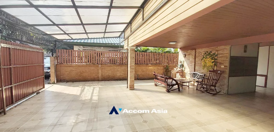 Pet friendly |  5 Bedrooms  House For Rent in Sukhumvit, Bangkok  near BTS Thong Lo (AA34724)