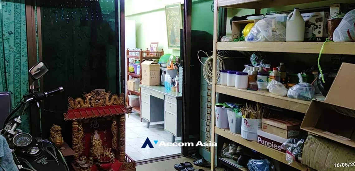  4 Bedrooms  Building For Sale in Sukhumvit, Bangkok  near BTS Ekkamai (AA34784)
