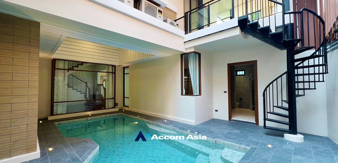 Private Swimming Pool |  4 Bedrooms  House For Rent & Sale in Sukhumvit, Bangkok  near BTS Phra khanong (AA34790)