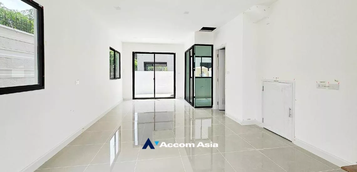 unit 4 Bedrooms  House For Rent in Lat Phrao, Bangkok  near ARL Hua Mak (AA34798)