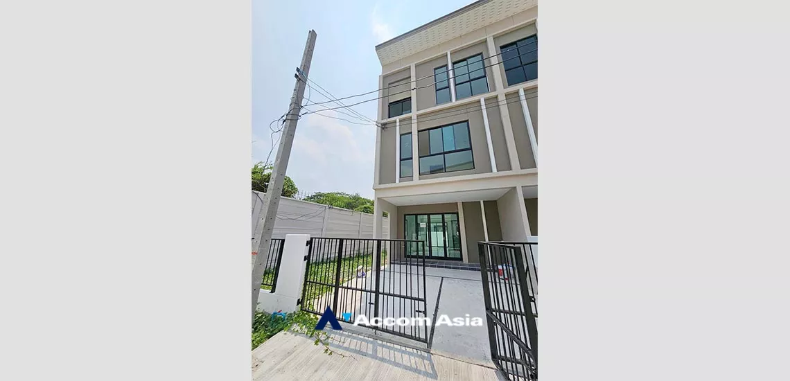  4 Bedrooms  House For Rent in Ratchadapisek, Bangkok  near ARL Hua Mak (AA34798)