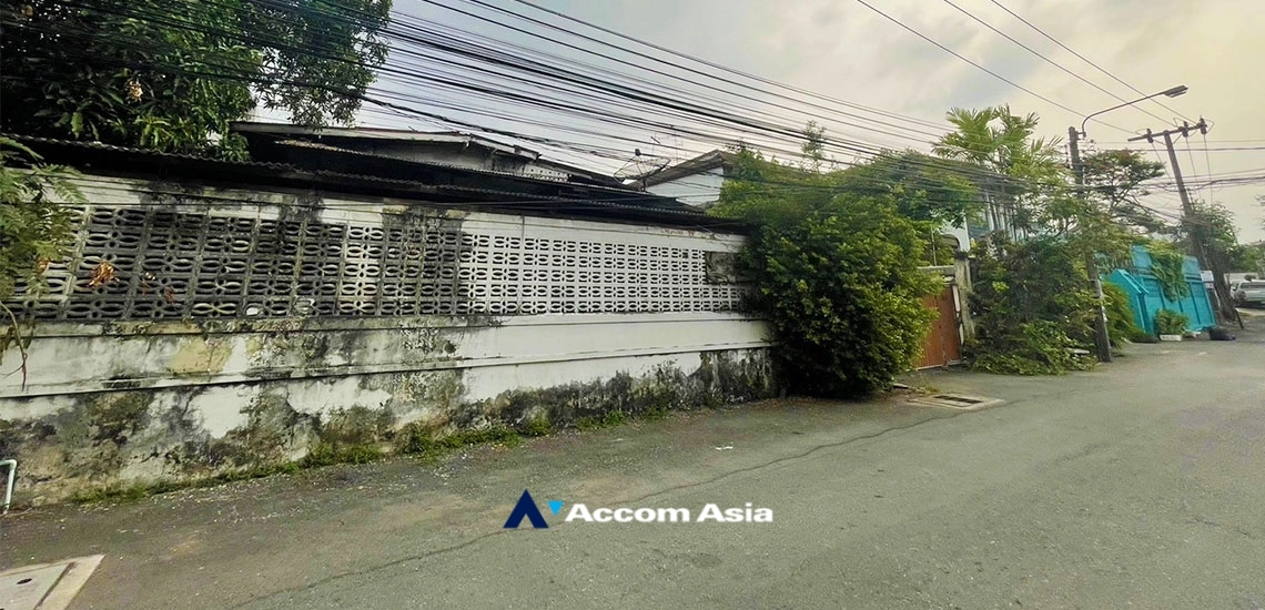  1  House For Sale in Sukhumvit ,Bangkok BTS Phra khanong AA34808