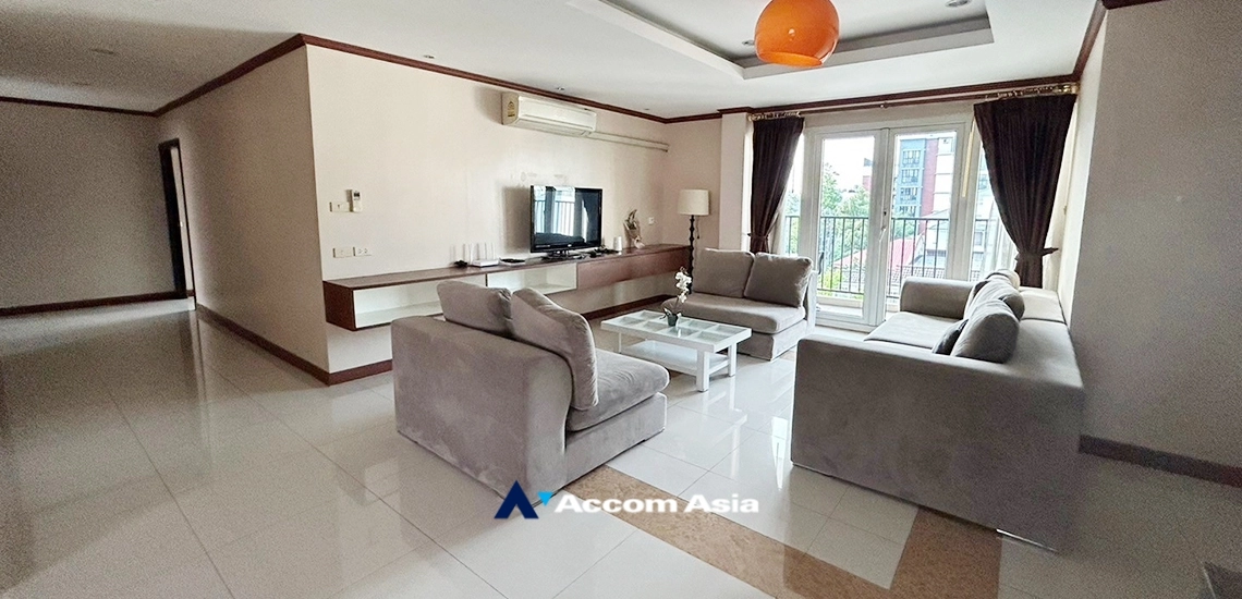Pet friendly |  Spacious Unique Apartment  3 Bedroom for Rent BTS Ekkamai in Sukhumvit Bangkok