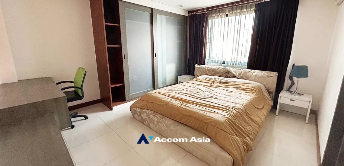  3 Bedrooms  Apartment For Rent in Sukhumvit, Bangkok  near BTS Ekkamai (AA34903)