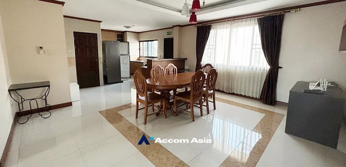  3 Bedrooms  Apartment For Rent in Sukhumvit, Bangkok  near BTS Ekkamai (AA34903)
