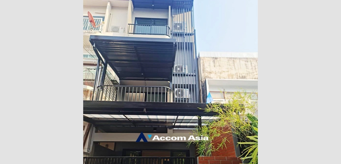 3 Bedrooms  Townhouse For Rent in Sukhumvit, Bangkok  near BTS Ekkamai (AA34909)
