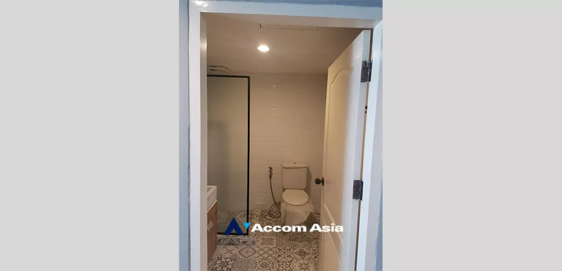 5  Condominium For Sale in Silom ,Bangkok BTS Surasak at Nusa State Tower AA34926