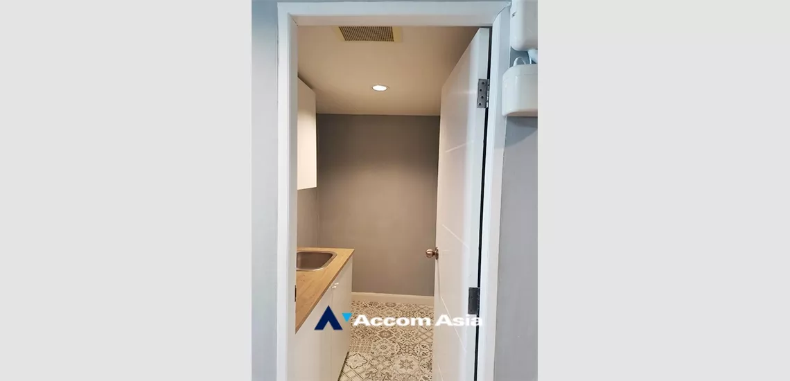  1  Condominium For Sale in Silom ,Bangkok BTS Surasak at Nusa State Tower AA34926