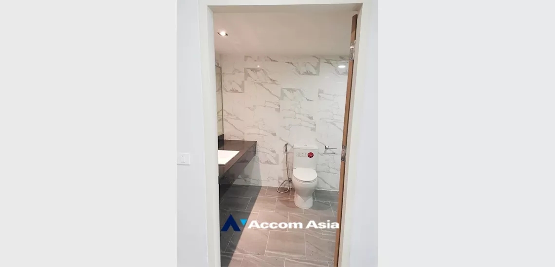 5  1 br Condominium For Sale in Silom ,Bangkok BTS Surasak at Nusa State Tower AA34943