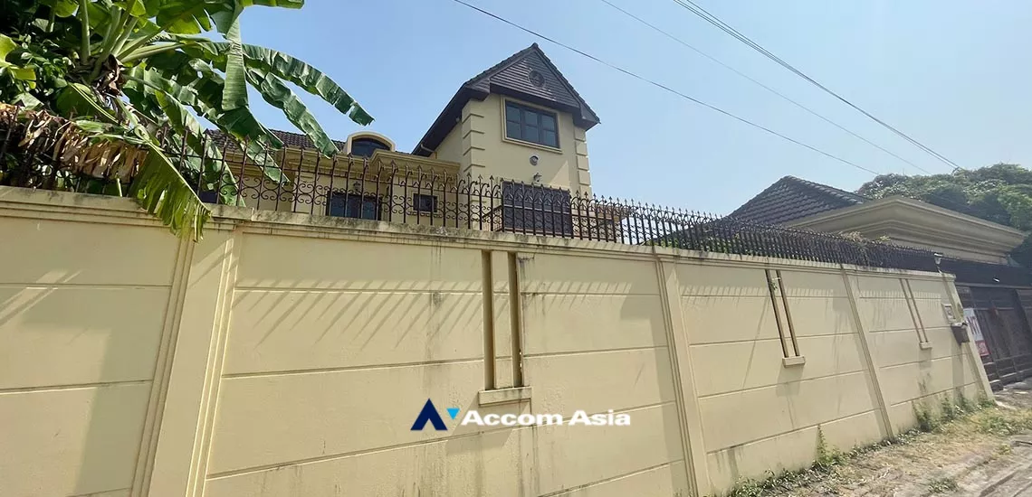  5 Bedrooms  House For Rent in Sukhumvit, Bangkok  near BTS Ekkamai (AA34960)