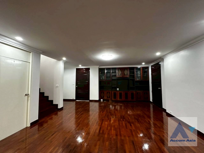 unit 4 Bedrooms  House For Rent in Sukhumvit, Bangkok  near BTS Thong Lo (AA34962)