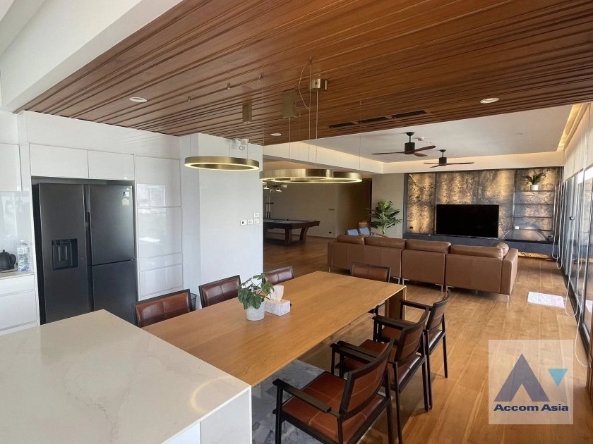 unitPet friendly | A modern-style condominium with a warm, home-like atmosphere in the heart of the city.