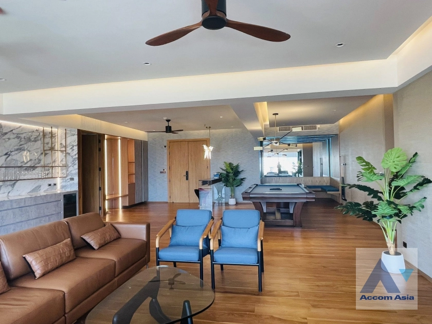 unitPet friendly | A modern-style condominium with a warm, home-like atmosphere in the heart of the city.