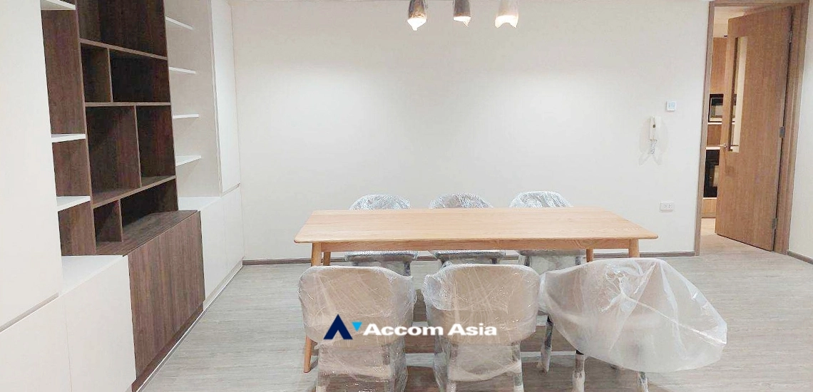 unitApartment with warm interiors and natural light in Sathorn (AA34978)