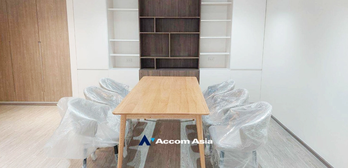 unitApartment with warm interiors and natural light in Sathorn (AA34978)