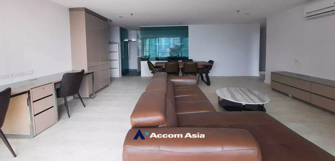 3 Bedrooms  Apartment For Rent in Sukhumvit, Bangkok  near BTS Phrom Phong (AA35000)
