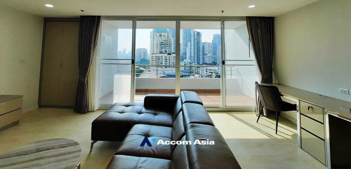  3 Bedrooms  Apartment For Rent in Sukhumvit, Bangkok  near BTS Phrom Phong (AA35000)