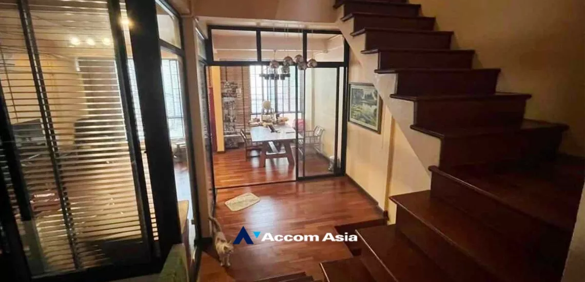  3 Bedrooms  House For Rent & Sale in Ploenchit, Bangkok  near BTS Ploenchit (AA35005)