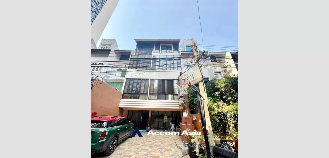  3 Bedrooms  House For Rent & Sale in Ploenchit, Bangkok  near BTS Ploenchit (AA35005)