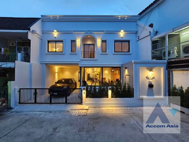  1  3 br Townhouse for rent and sale in Sukhumvit ,Bangkok BTS Phra khanong at Moo Baan Klongtan Nivet AA35014