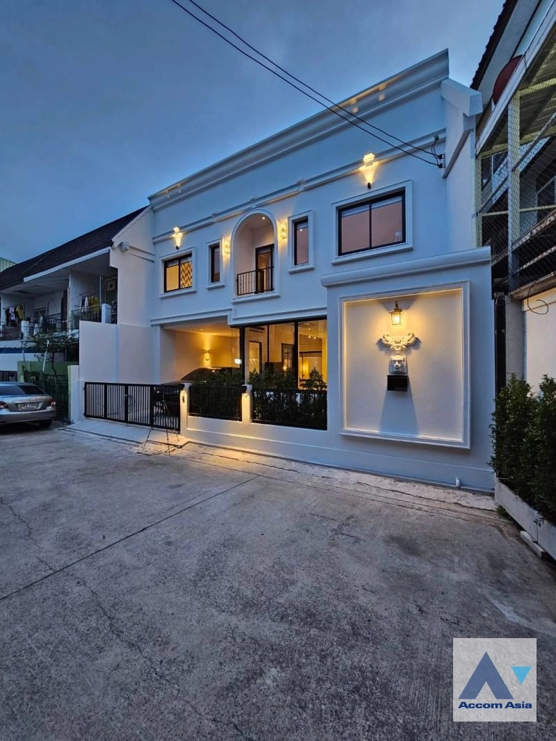 unitModern family home in Moo Baan Klongtan Nivet with open layout (AA35014)