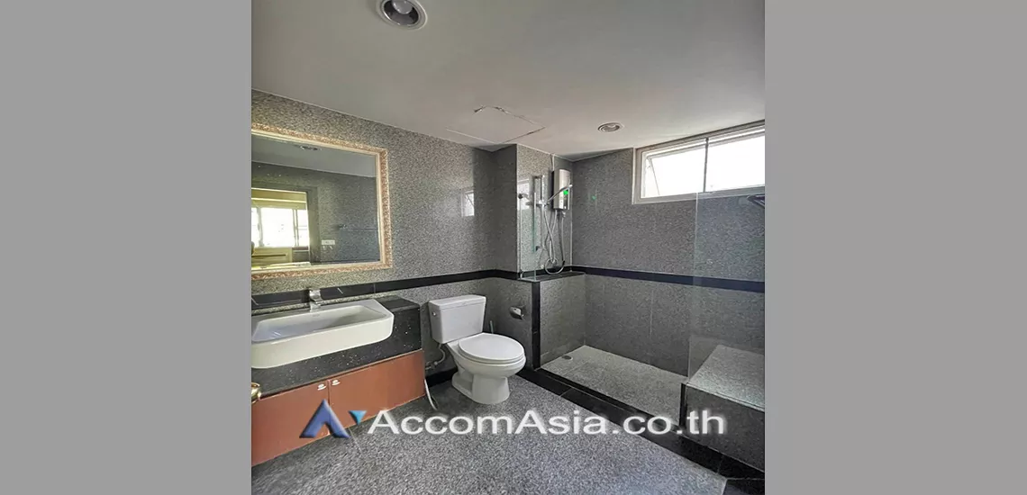 unit 3 Bedrooms  Condominium For Rent in Sukhumvit, Bangkok  near BTS Phrom Phong (24923)