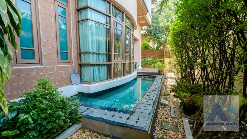 unit 4 Bedrooms  House For Rent & Sale in Sukhumvit, Bangkok  near BTS Phra khanong (AA35025)