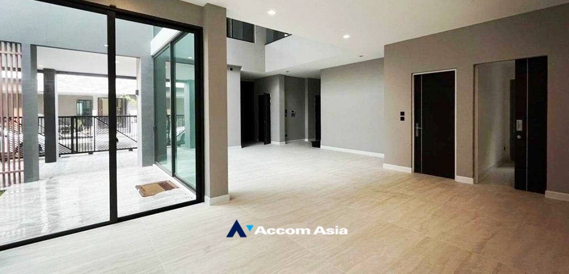 Shared Swimming Pool | house for rent in Pattanakarn, Bangkok Code AA35035