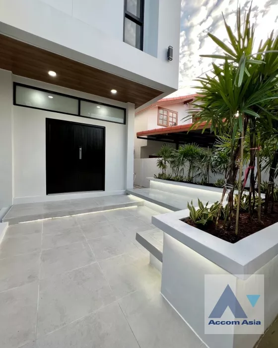 unit 4 Bedrooms  House For Sale in Bang Na, Bangkok  (AA35043)