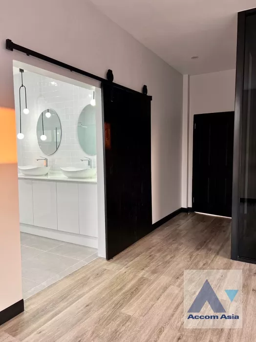 6  4 br House For Sale in Bang Na ,Bangkok  at Bangna Villa : House in Compound AA35043