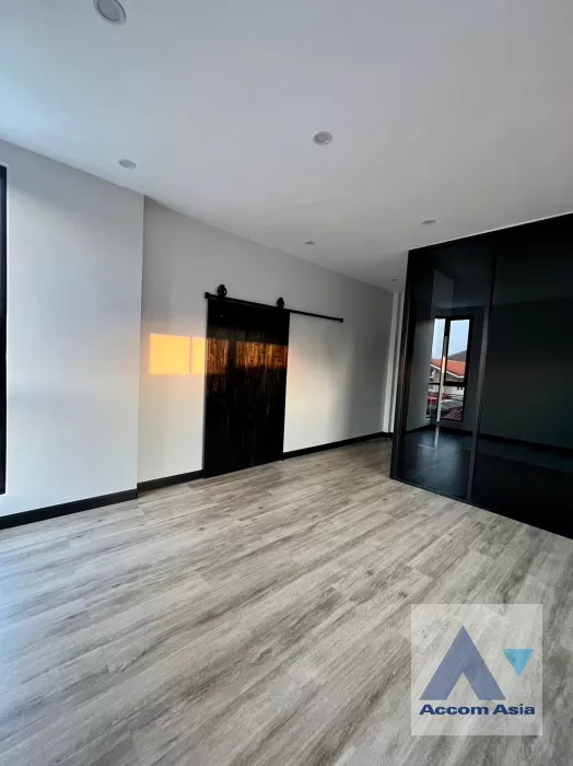 5  4 br House For Sale in Bang Na ,Bangkok  at Bangna Villa : House in Compound AA35043