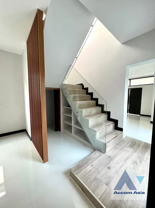  1  4 br House For Sale in Bang Na ,Bangkok  at Bangna Villa : House in Compound AA35043
