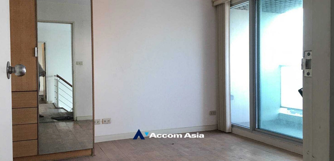 unit 3 Bedrooms  Condominium For Sale in Sathorn, Bangkok  near BRT Thanon Chan (AA35057)