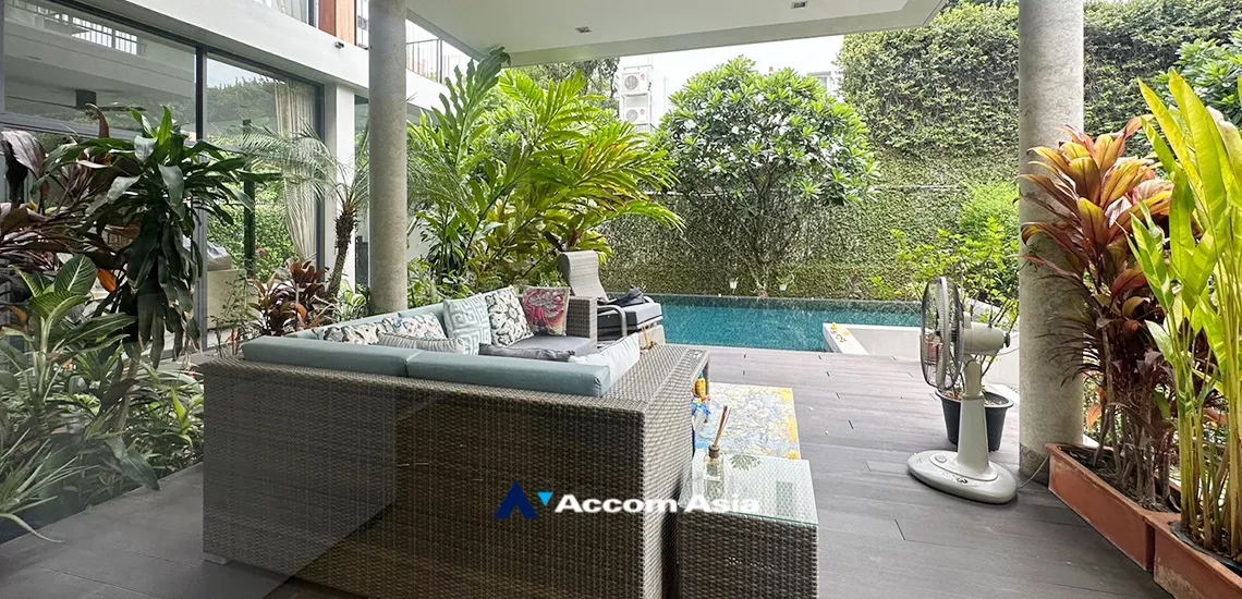  4 Bedrooms  House For Rent in Sukhumvit, Bangkok  near BTS Phrom Phong (AA35061)