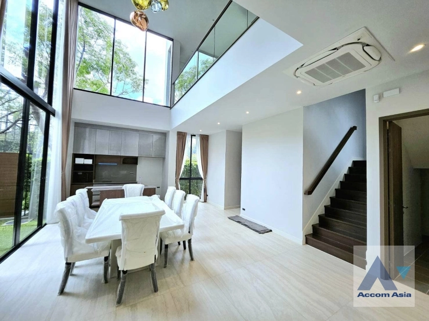  5 Bedrooms  House For Rent in Ratchadapisek, Bangkok  near ARL Hua Mak (AA35065)