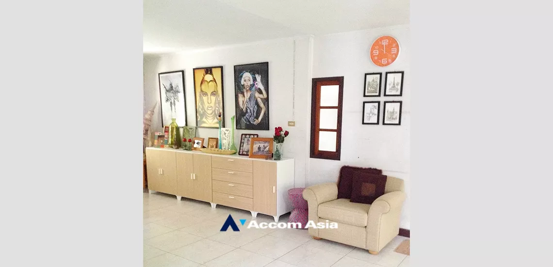 unit 4 Bedrooms  House For Sale in Pattanakarn, Bangkok  near ARL Ban Thap Chang (AA35077)