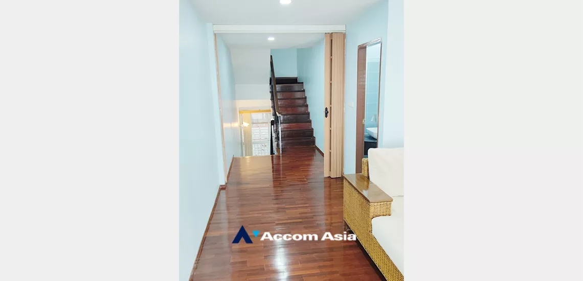  3 Bedrooms  House For Rent in Sukhumvit, Bangkok  near BTS Phra khanong (AA35079)