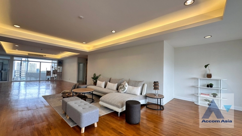 unit 4 Bedrooms  Condominium For Rent in Sukhumvit, Bangkok  near BTS Ekkamai (AA35145)