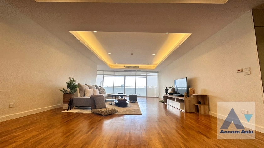 unit 4 Bedrooms  Condominium For Rent in Sukhumvit, Bangkok  near BTS Ekkamai (AA35145)