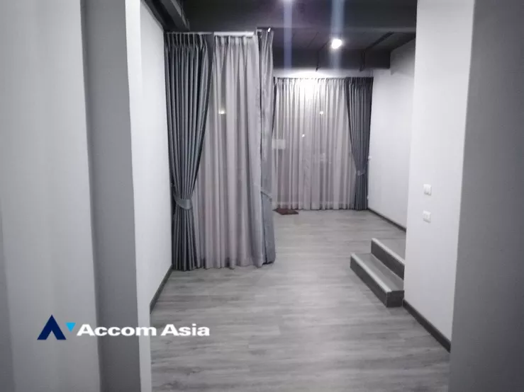 Pet friendly |  4 Bedrooms  Townhouse For Rent in Pattanakarn, Bangkok  near BTS On Nut (AA35162)